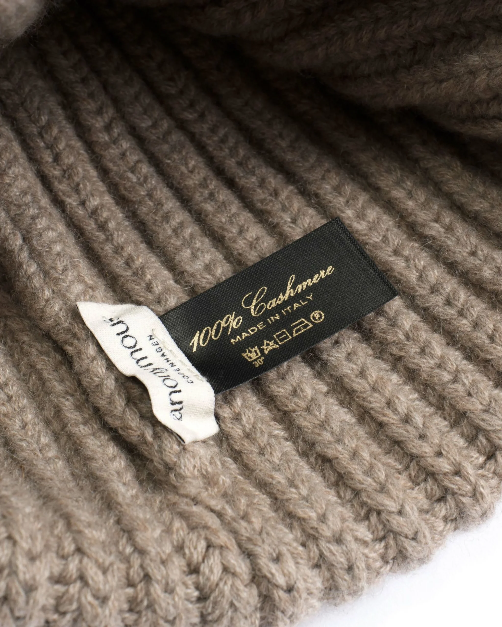 Anonymous Copenhagen Sandra cashmere beanie^ Cosy Essentials