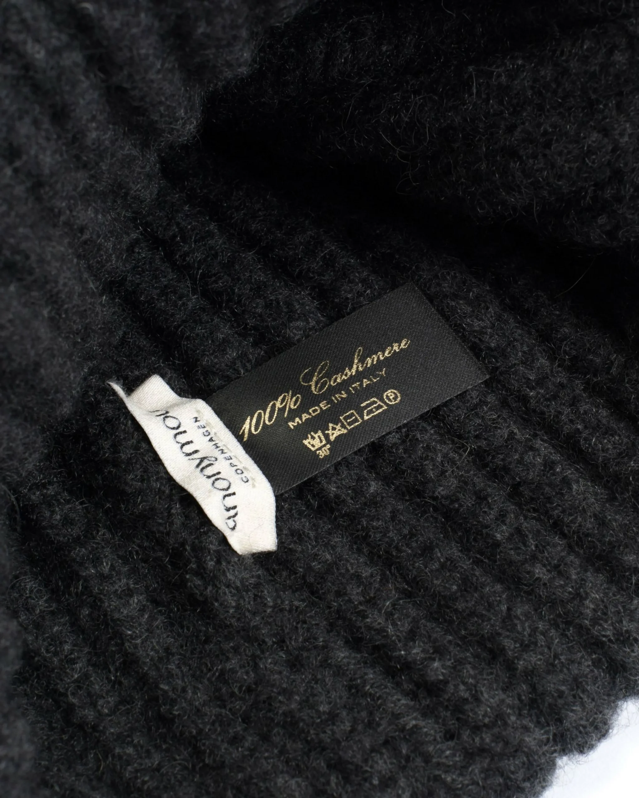 Anonymous Copenhagen Sandra cashmere beanie^ Cosy Essentials
